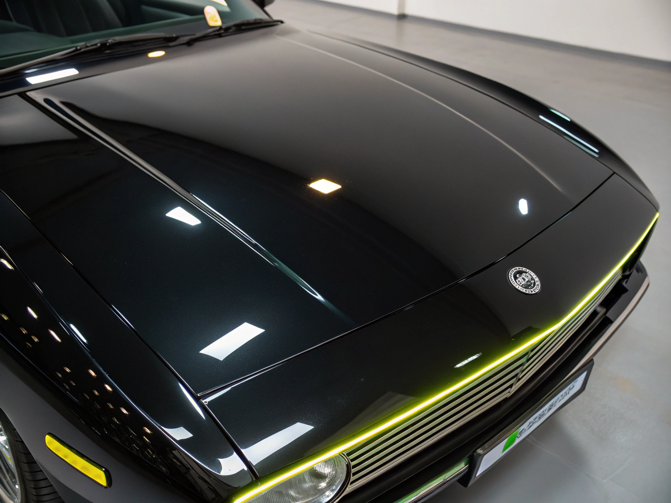 Luksuzni automobil sa savršenim odsjajem na haubi